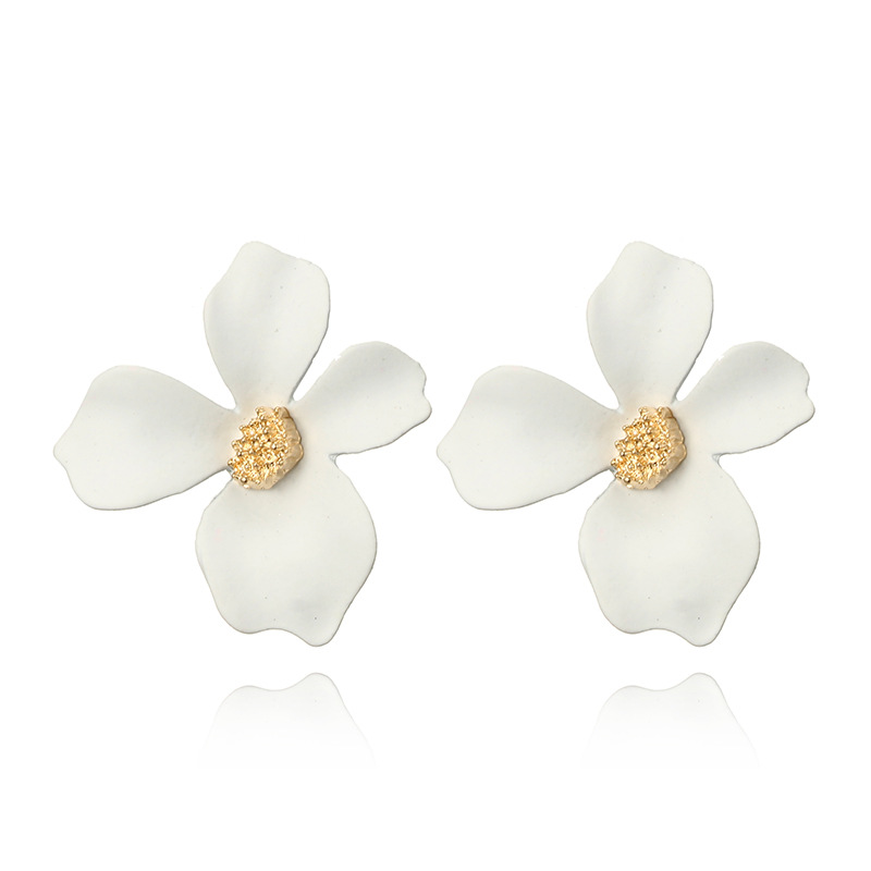 örhänge med vita blommor
