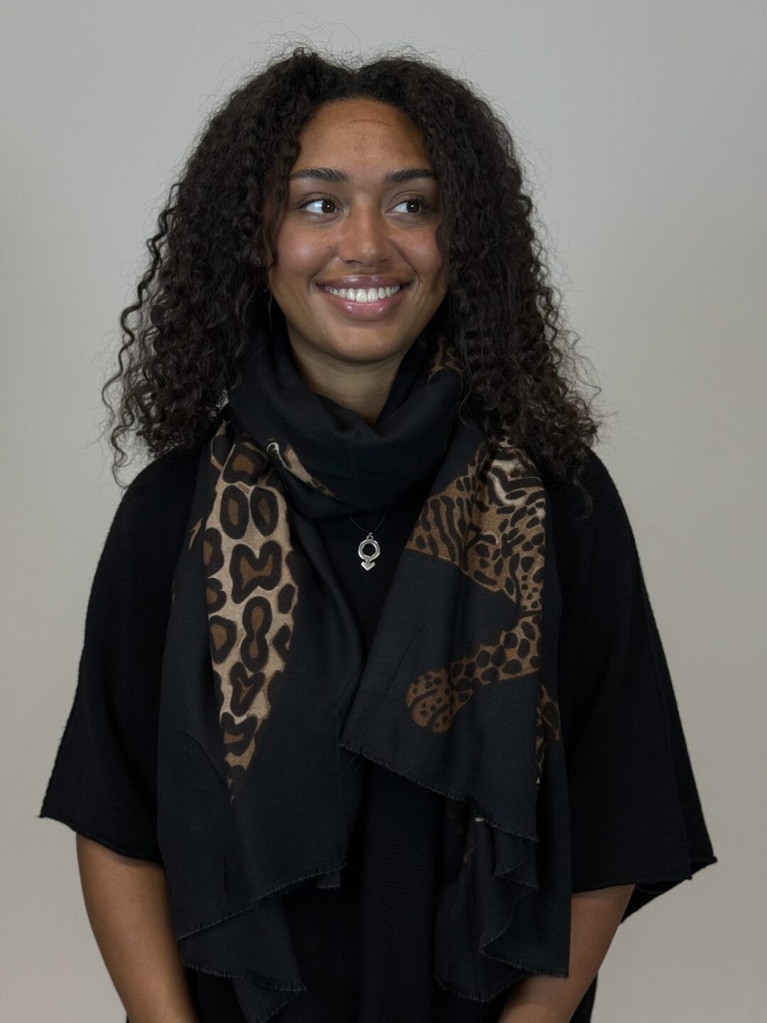 Layla Sjal, Svart